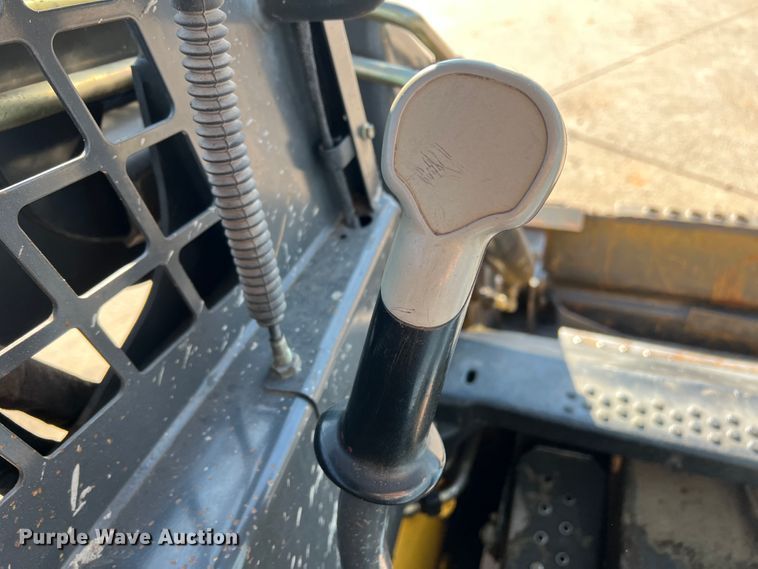 image for item DM8367 2006 New Holland L185  skid steer loader