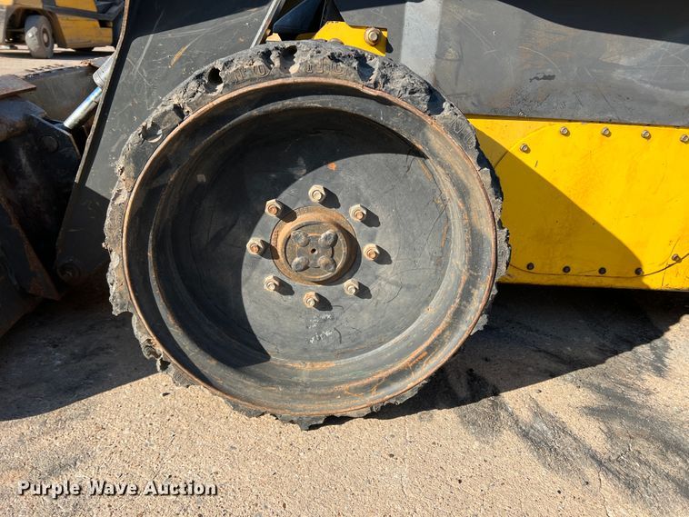 image for item DM8367 2006 New Holland L185  skid steer loader