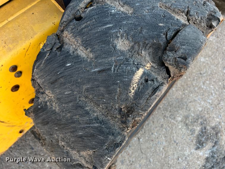 image for item DM8367 2006 New Holland L185  skid steer loader