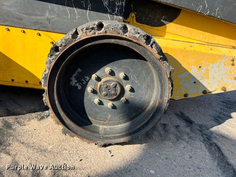 image for item DM8367 2006 New Holland L185  skid steer loader