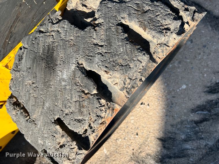 image for item DM8367 2006 New Holland L185  skid steer loader