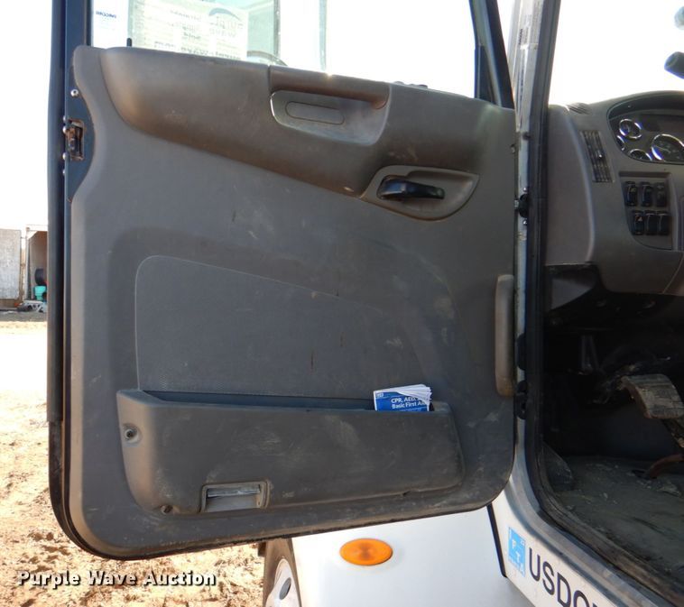 image for item DN1339 2012 Peterbilt 337  utility / service truck