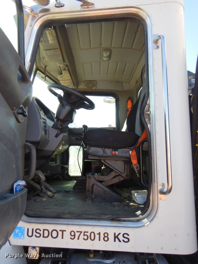 image for item DN1339 2012 Peterbilt 337  utility / service truck