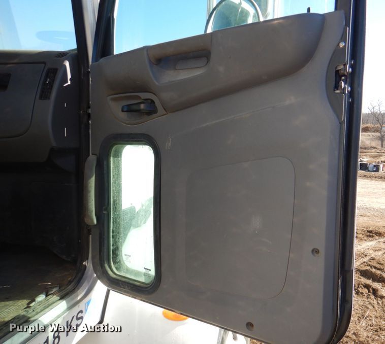 image for item DN1339 2012 Peterbilt 337  utility / service truck