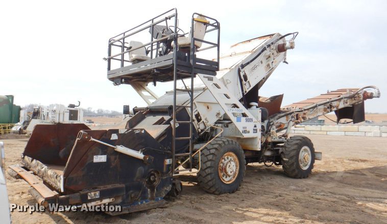 image for item DN1351 Roadtec LTV-1000  shuttle buggy material transfer vehicle