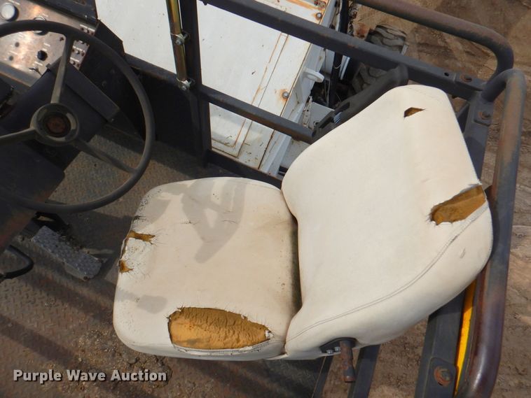 image for item DN1351 Roadtec LTV-1000  shuttle buggy material transfer vehicle