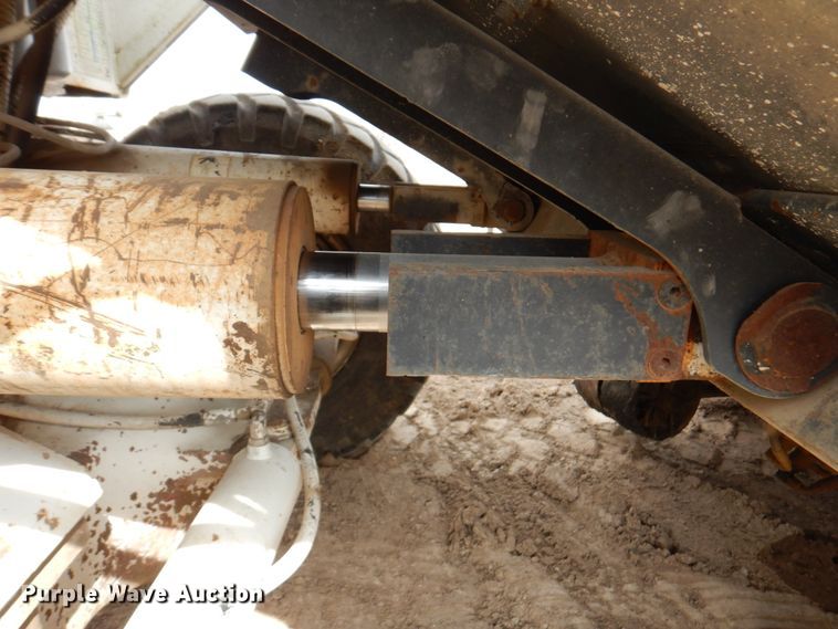 image for item DN1351 Roadtec LTV-1000  shuttle buggy material transfer vehicle