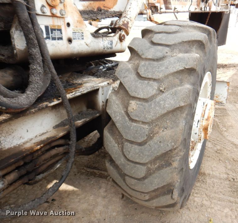 image for item DN1351 Roadtec LTV-1000  shuttle buggy material transfer vehicle