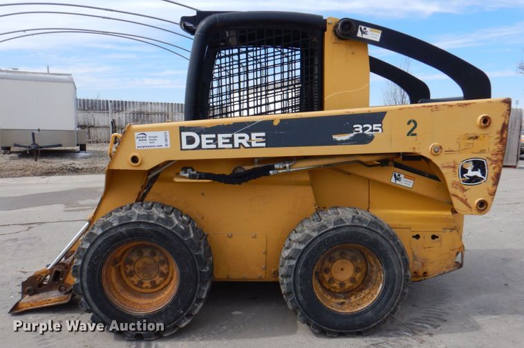 image for item DN1375 2007 John Deere 325  skid steer loader