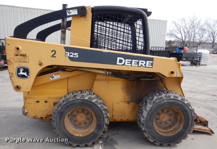 image for item DN1375 2007 John Deere 325  skid steer loader