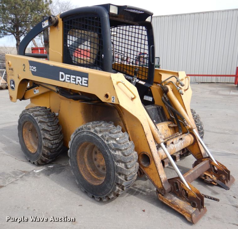 image for item DN1375 2007 John Deere 325  skid steer loader