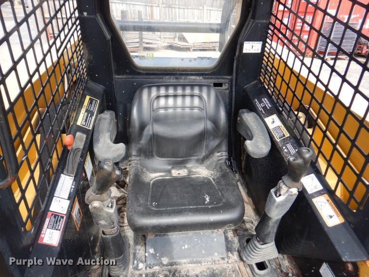 image for item DN1375 2007 John Deere 325  skid steer loader