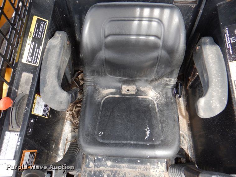 image for item DN1375 2007 John Deere 325  skid steer loader