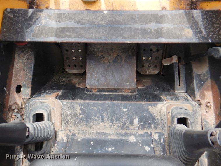 image for item DN1375 2007 John Deere 325  skid steer loader