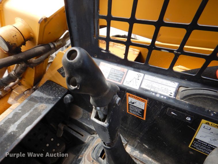 image for item DN1375 2007 John Deere 325  skid steer loader