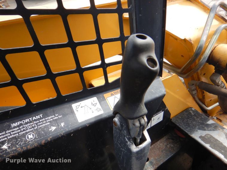 image for item DN1375 2007 John Deere 325  skid steer loader