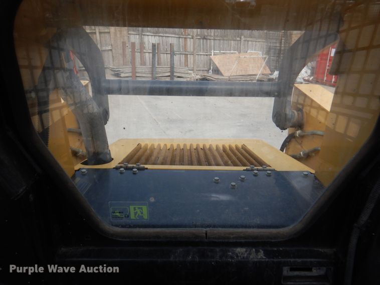 image for item DN1375 2007 John Deere 325  skid steer loader