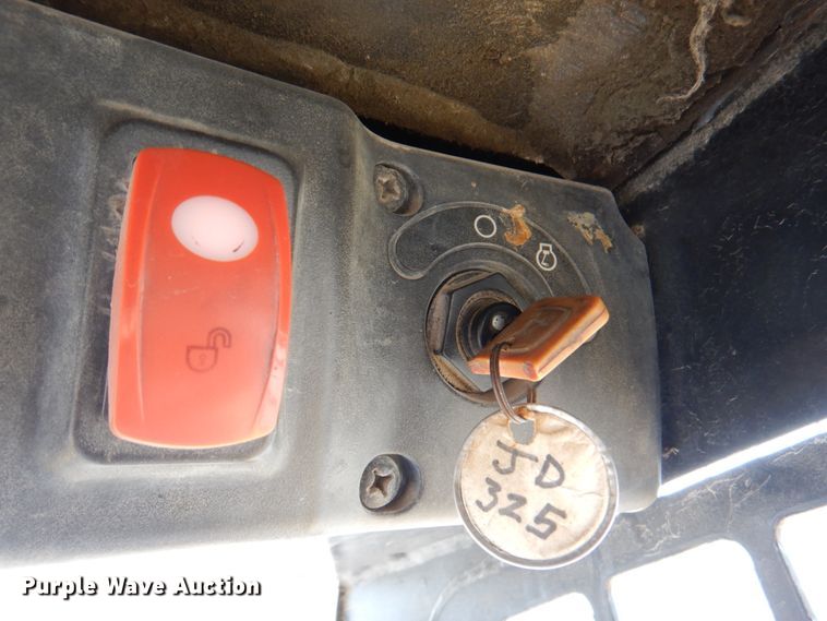 image for item DN1375 2007 John Deere 325  skid steer loader