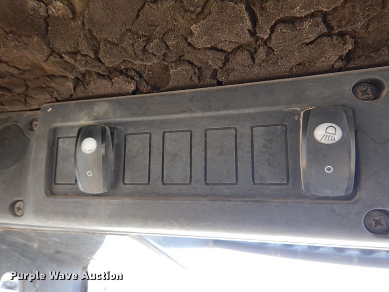 image for item DN1375 2007 John Deere 325  skid steer loader