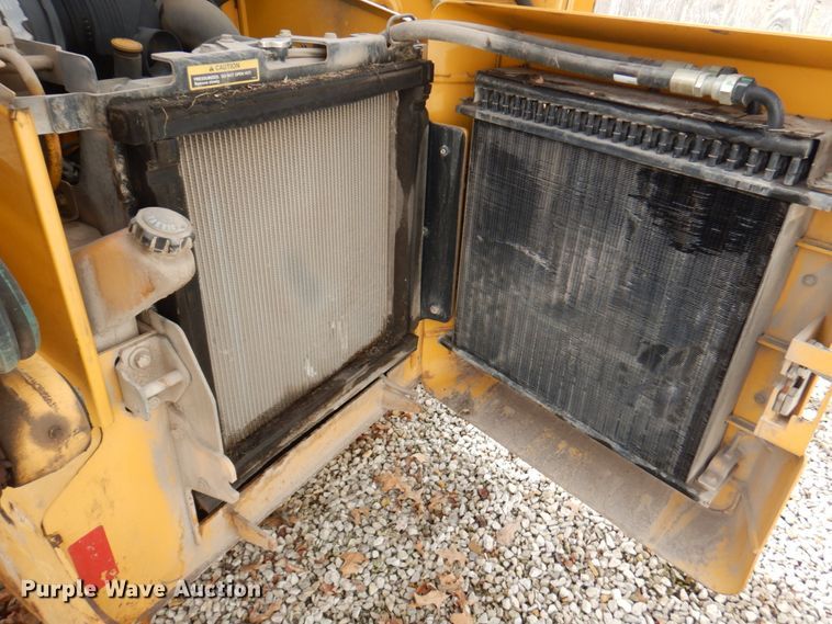 image for item DN1375 2007 John Deere 325  skid steer loader