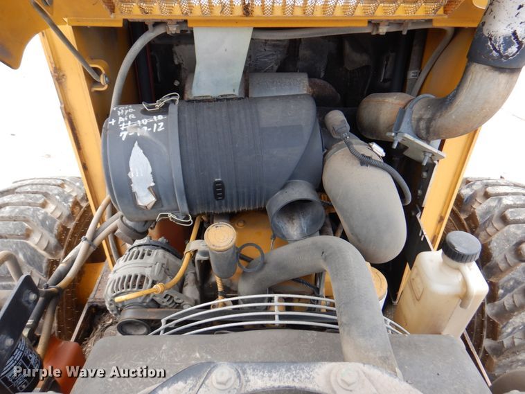 image for item DN1375 2007 John Deere 325  skid steer loader