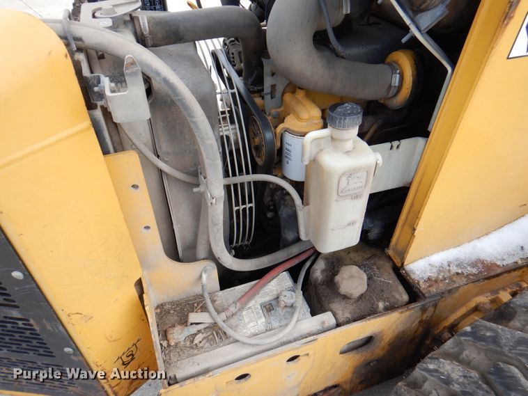 image for item DN1375 2007 John Deere 325  skid steer loader