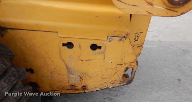 image for item DN1375 2007 John Deere 325  skid steer loader