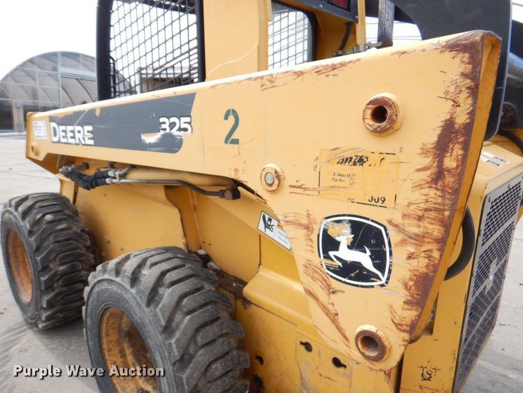 image for item DN1375 2007 John Deere 325  skid steer loader