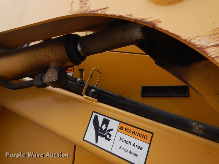 image for item DN1375 2007 John Deere 325  skid steer loader