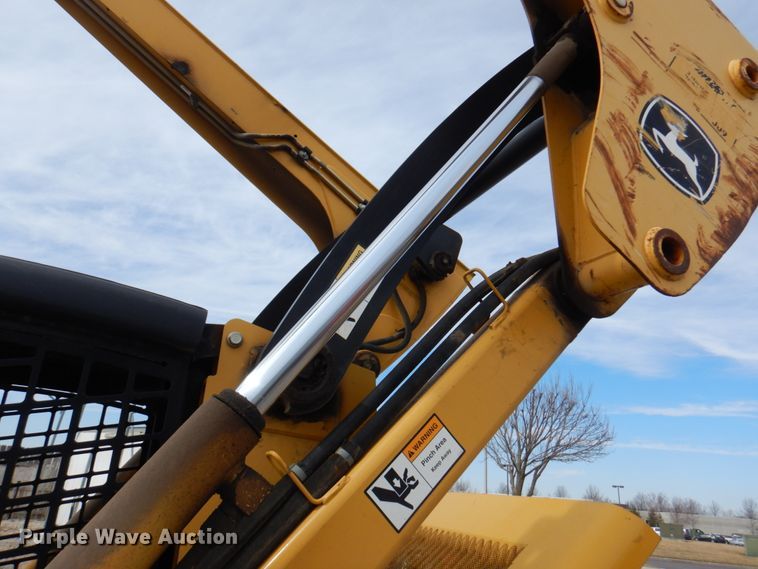 image for item DN1375 2007 John Deere 325  skid steer loader