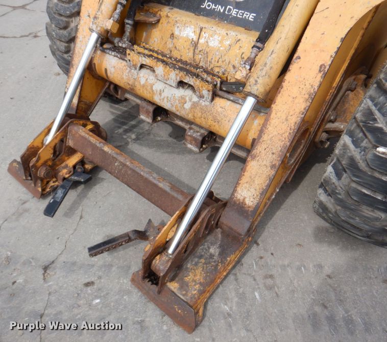 image for item DN1375 2007 John Deere 325  skid steer loader