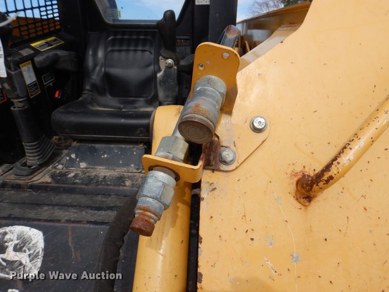 image for item DN1375 2007 John Deere 325  skid steer loader