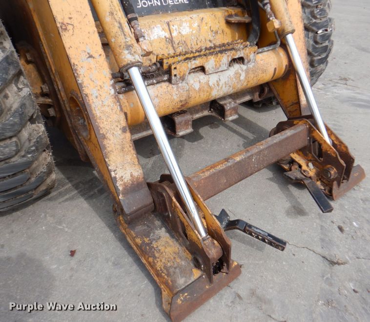 image for item DN1375 2007 John Deere 325  skid steer loader