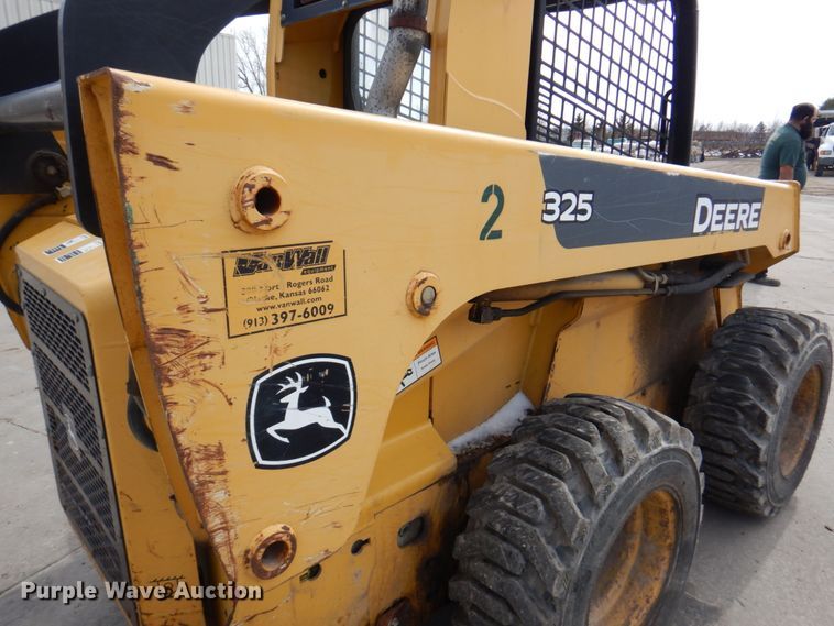 image for item DN1375 2007 John Deere 325  skid steer loader