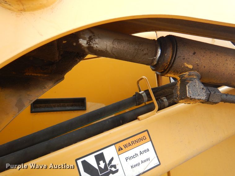 image for item DN1375 2007 John Deere 325  skid steer loader