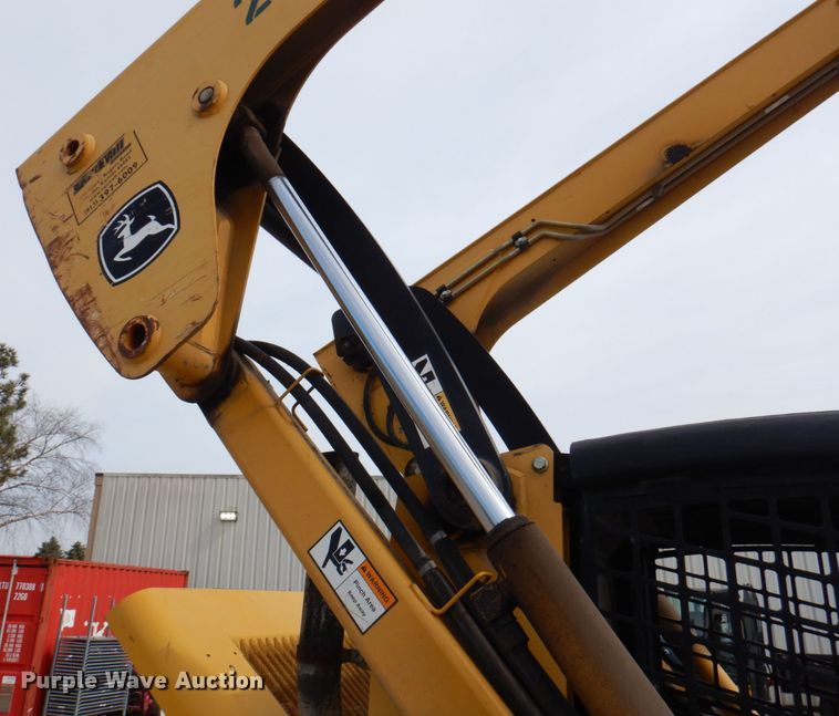 image for item DN1375 2007 John Deere 325  skid steer loader