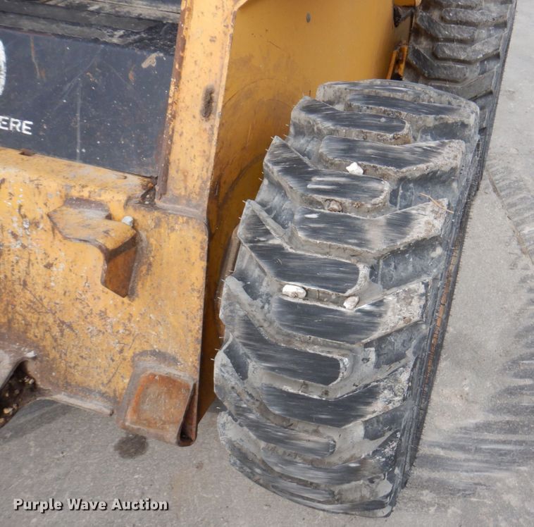 image for item DN1375 2007 John Deere 325  skid steer loader