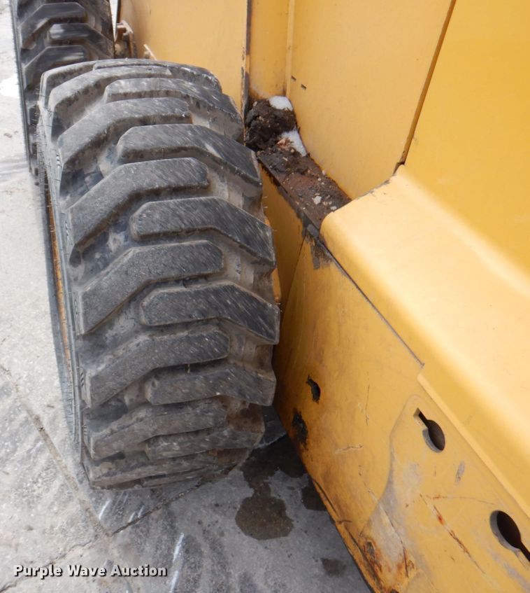 image for item DN1375 2007 John Deere 325  skid steer loader