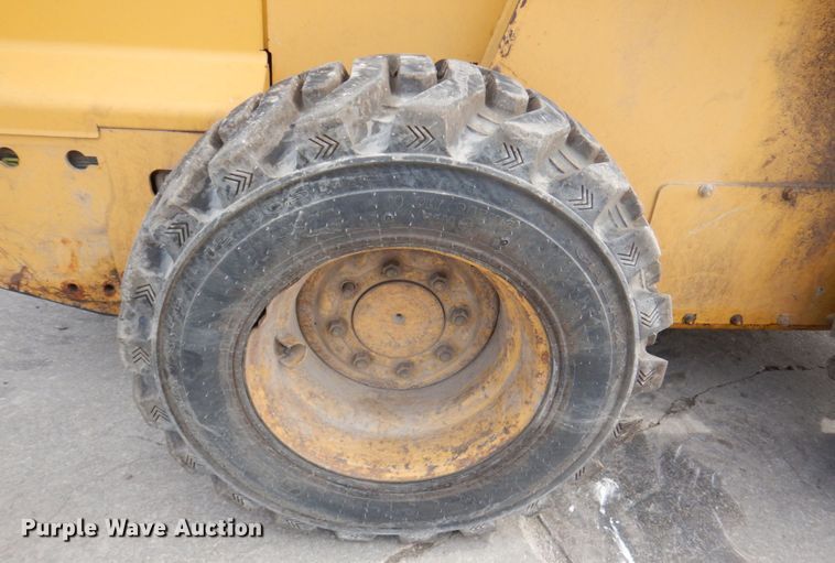 image for item DN1375 2007 John Deere 325  skid steer loader