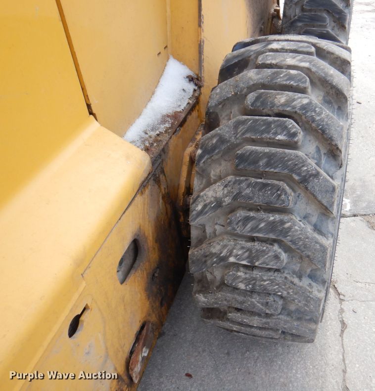 image for item DN1375 2007 John Deere 325  skid steer loader