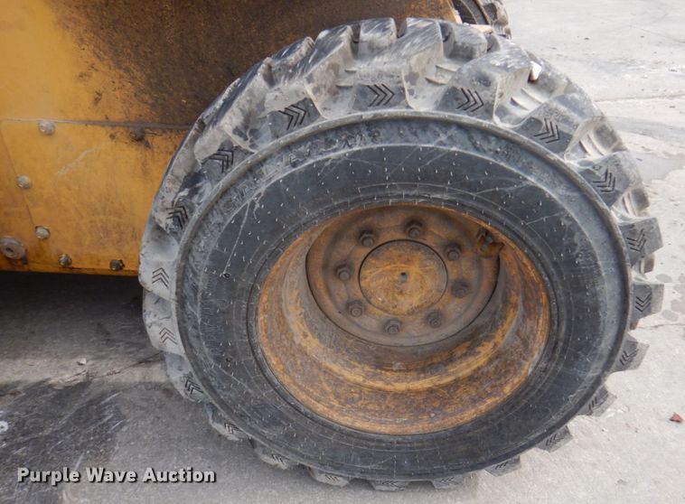 image for item DN1375 2007 John Deere 325  skid steer loader