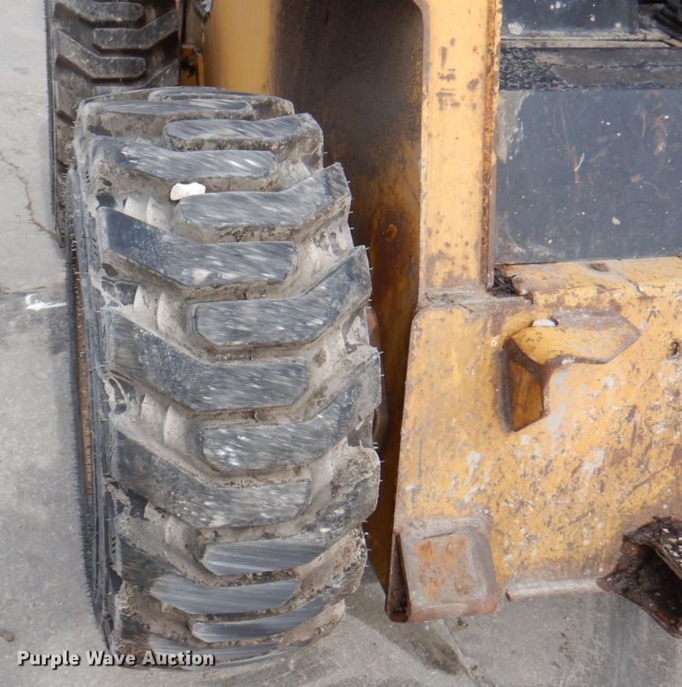 image for item DN1375 2007 John Deere 325  skid steer loader
