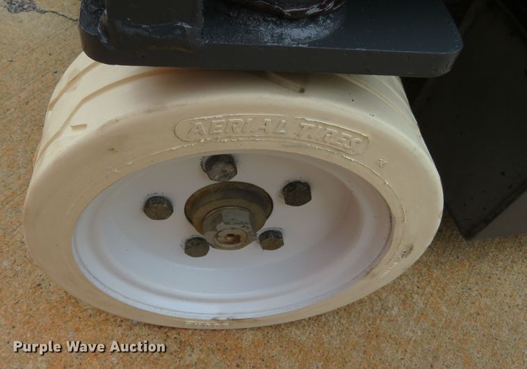 image for item DN7926 1995 Skyjack SJM3219  scissor lift