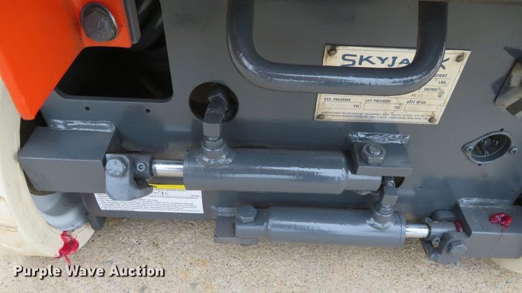 image for item DN7926 1995 Skyjack SJM3219  scissor lift