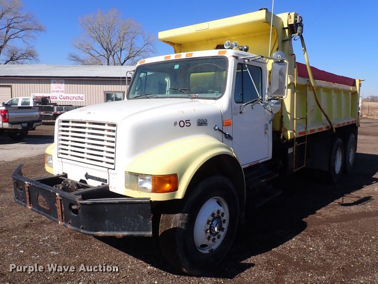 image for item DS7025 1999 International 4900  dump truck