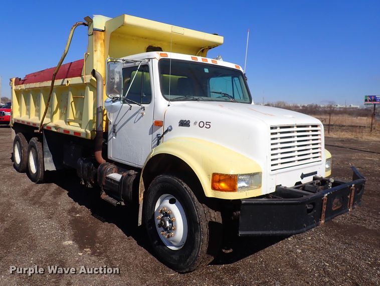 image for item DS7025 1999 International 4900  dump truck