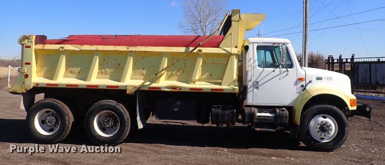 image for item DS7025 1999 International 4900  dump truck