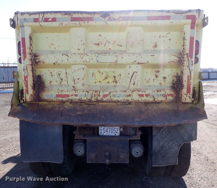 image for item DS7025 1999 International 4900  dump truck