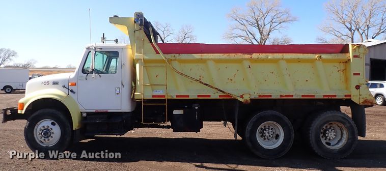 image for item DS7025 1999 International 4900  dump truck