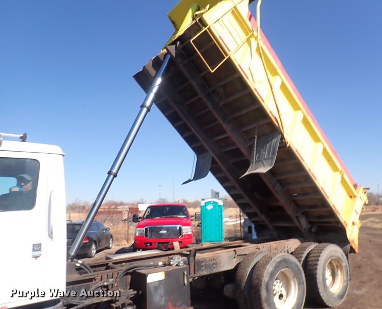 image for item DS7025 1999 International 4900  dump truck